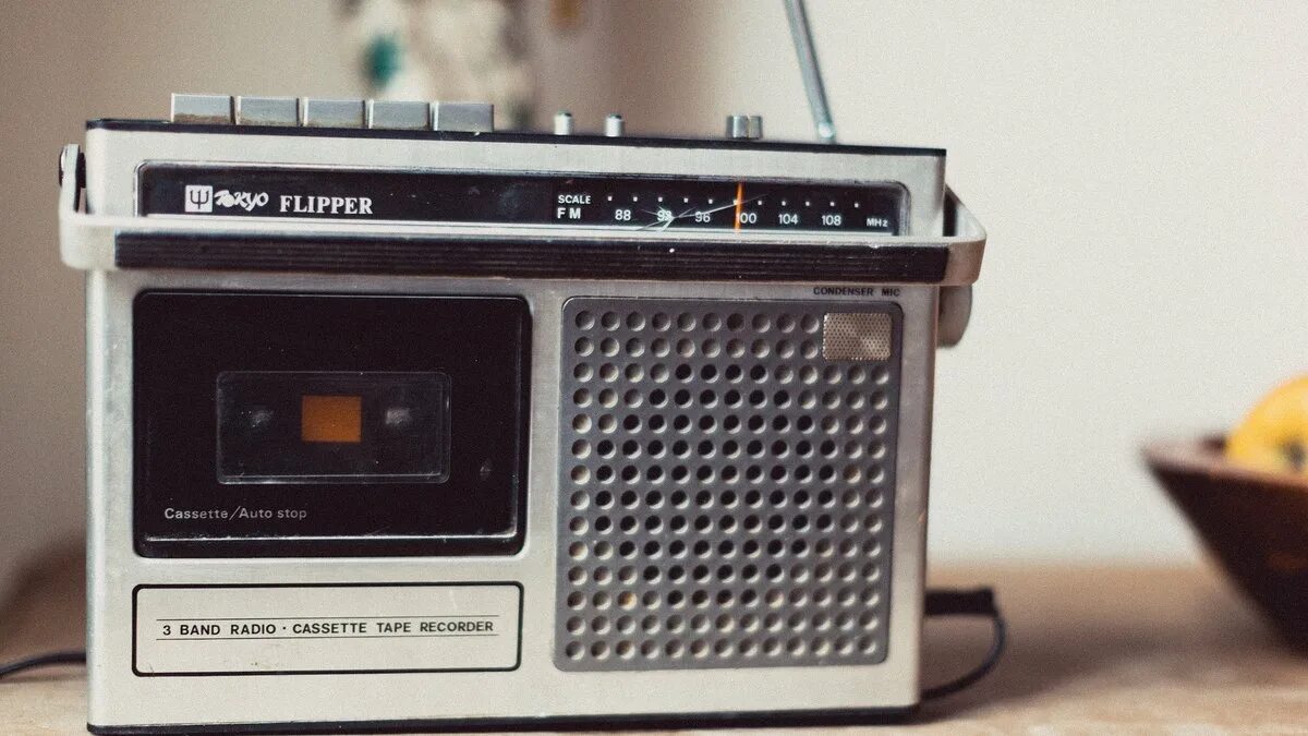 Радиоприемник магнитофон. Boombox bb399. Современный радиоприемник. Магнитола бумбокс auna. Philips aq4150.