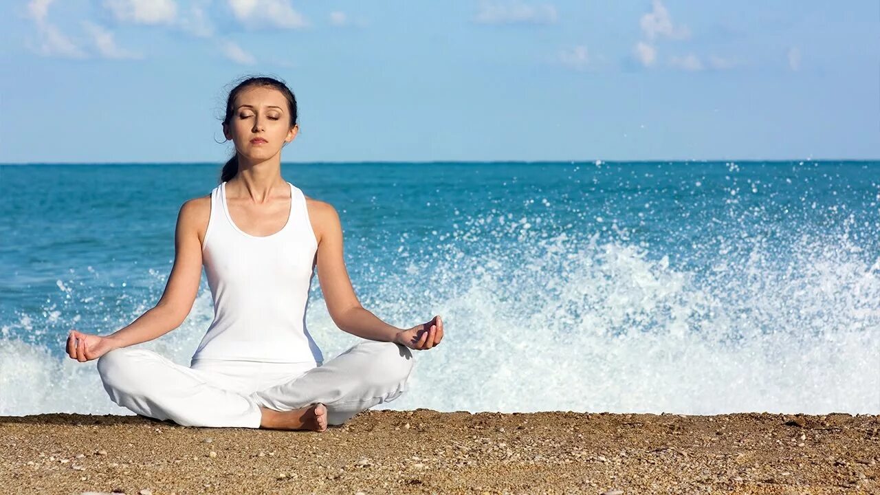 Расслабиться перевод. Сурья бхедана пранаяма. Расслабление. Медитация на море. Девушка медитирует на берегу.