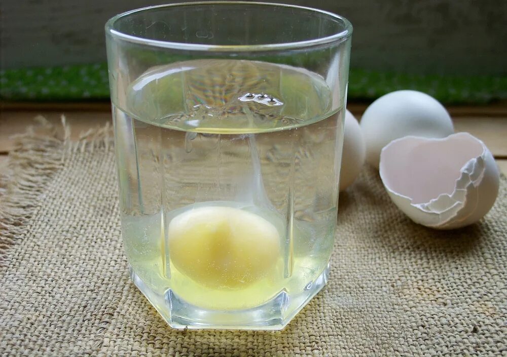 Что будет если есть яйца на ночь. Яйцо в стакане. Яйцо в воде. Яйцо в стакане с водой. Разбитое яйцо в воде.