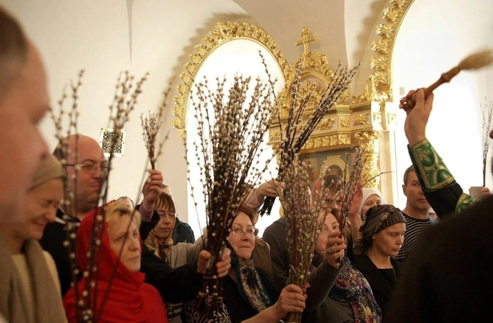 Верба Православие. Освещение вербы. Люди с вербами в храме. Дети в зраме Вербное Воскресение. Служба вербного воскресенья