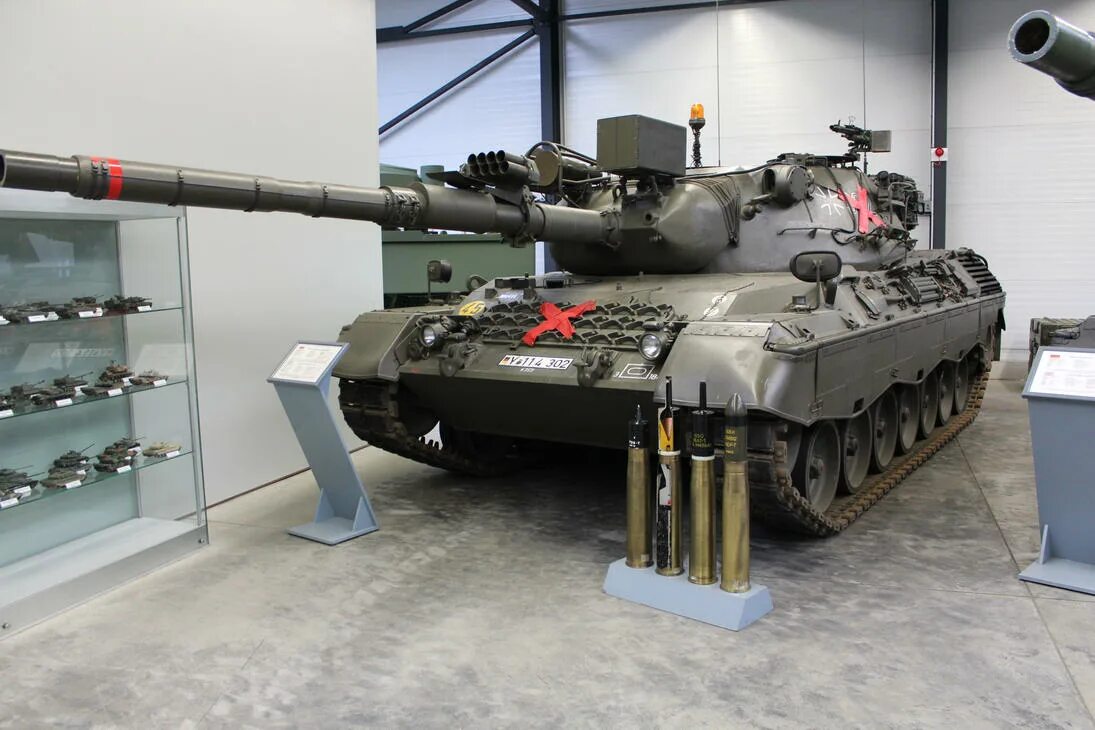 Какое оборудование на леопард 1. Леопард 1а6. танк леопард 2а1. leopard a1a1 внутри. m41 leopard 1.