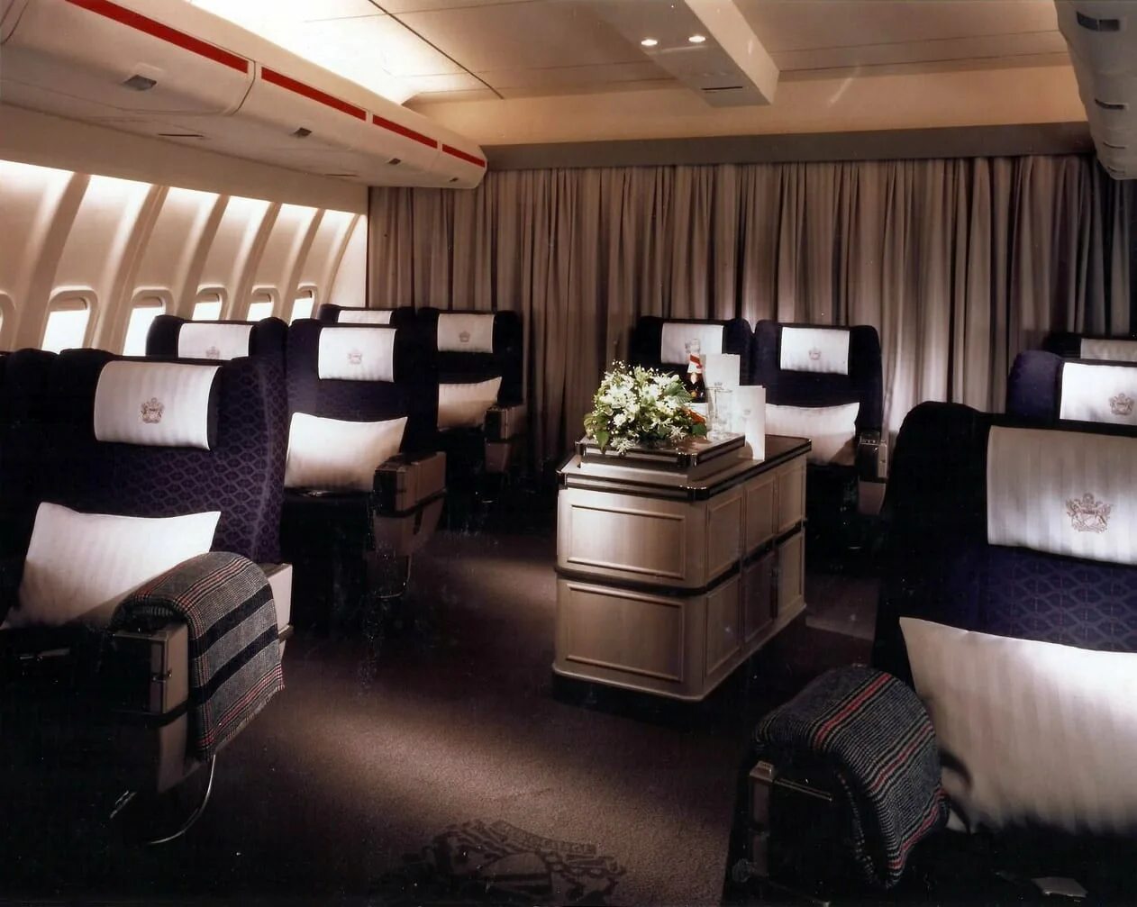 First class going first class. British Airways первый класс. British Airways first class 747. Boeing 747 first class. Бизнес класс British Airways 747.
