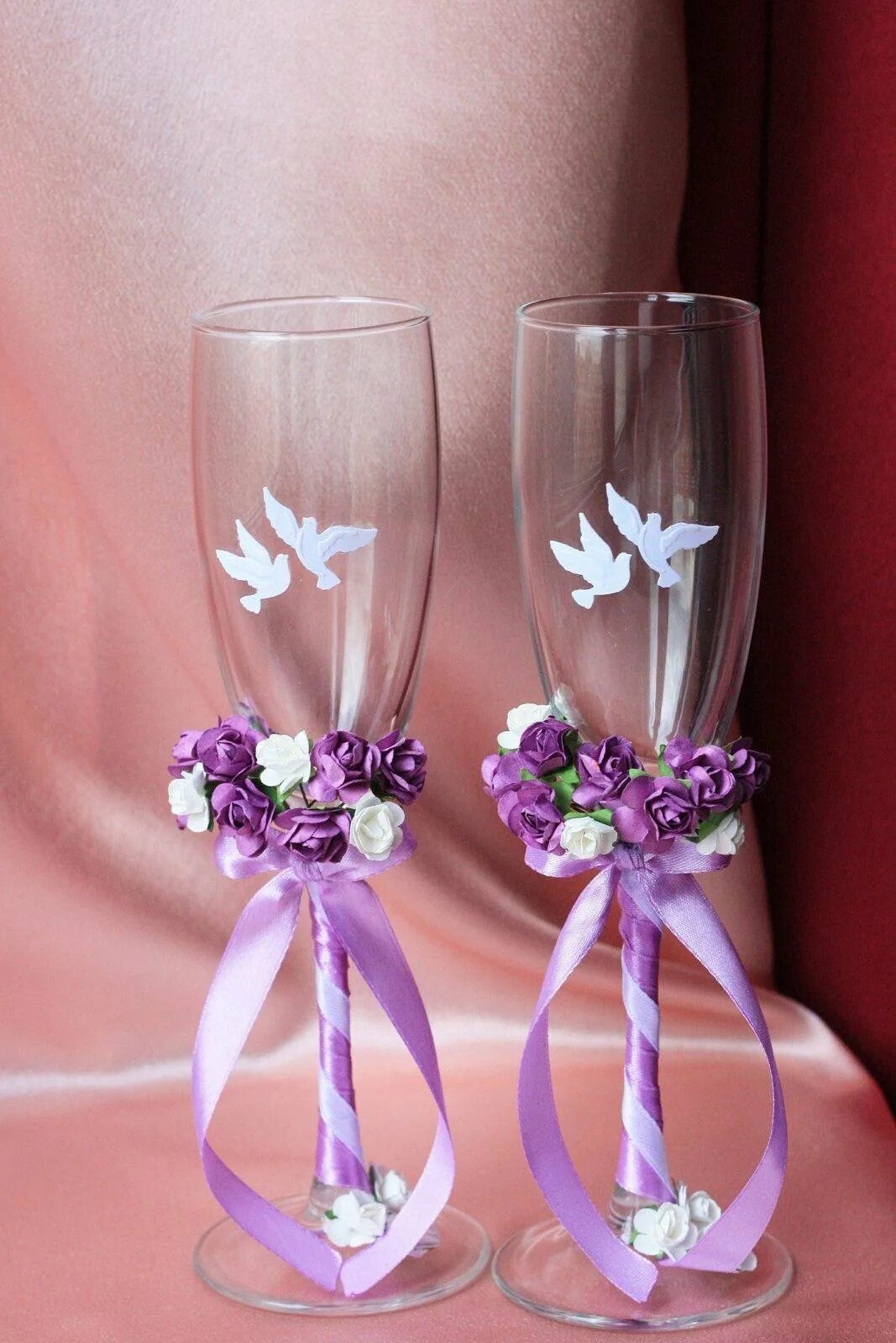 Украшение бокалов на свадьбу. Украшение бокалов. Украсить бокалы на свадьбу. Свадебные бокалы. Декор свадебных бокалов.