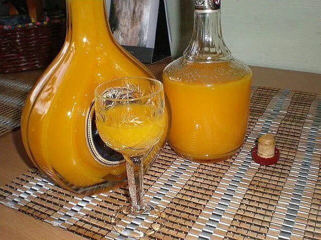 Лимончелло рецепт в самогонном аппарате. Лимонный ликёр limoncello. лимончелло на самогоне. лимончелло luxardo. лимончелло грузия.