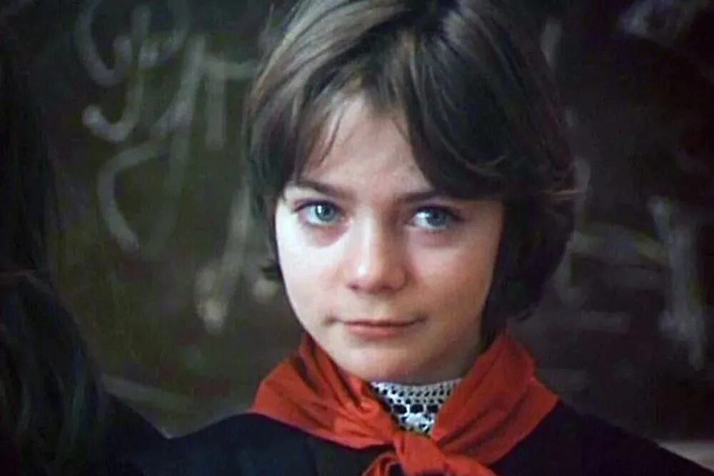 Алиса мелофон гостья из будущего фильм. Прекрасное далеко алиса селезнева. Мелафон алиса селезнева гостья из будущего. Девочка из будущего. Алиса селезнева фильм гостья из будущего.