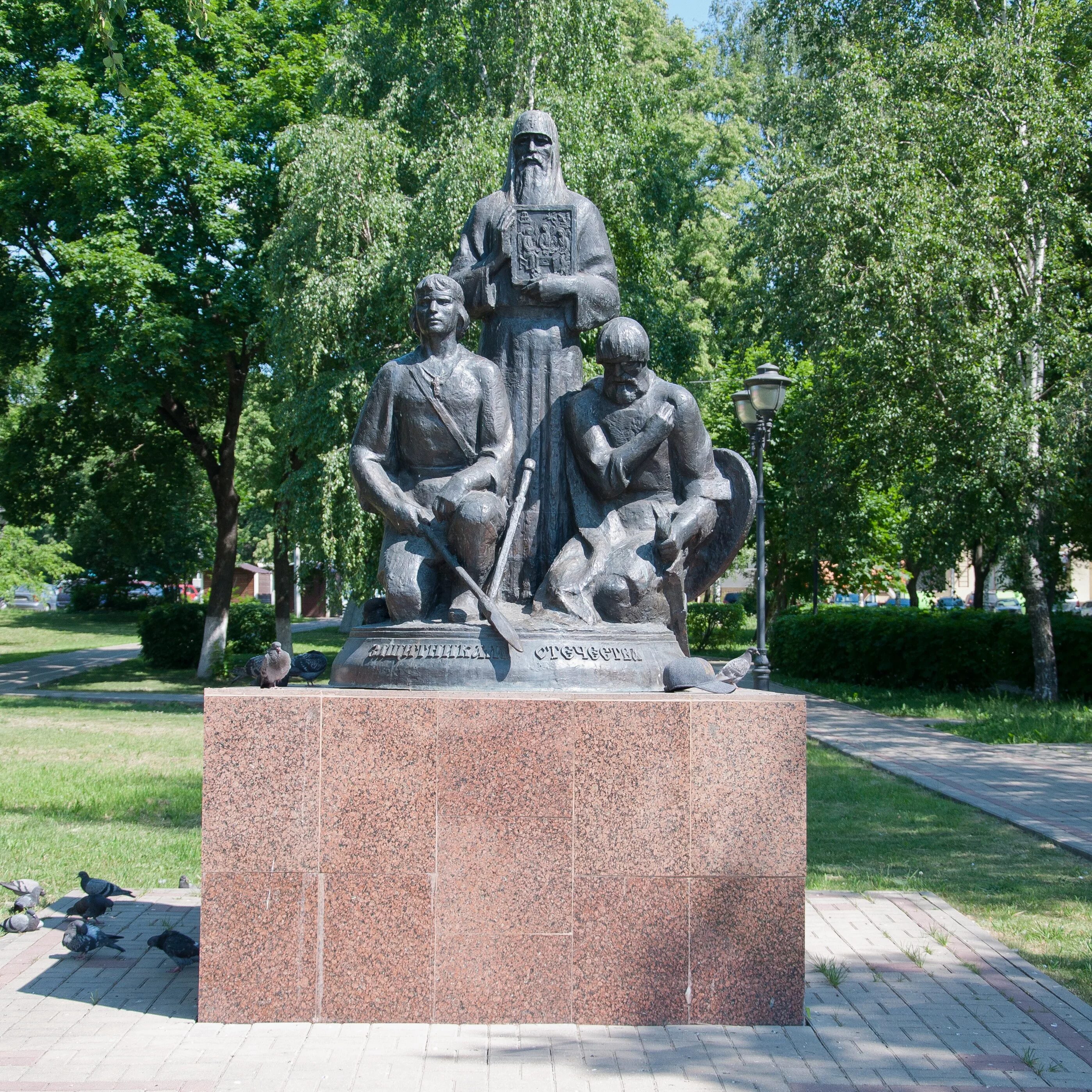 Авраамий палицын какой памятник. Сергиев Посад памятники. Монумента «защитникам Отечества» в Сергиевом Посаде.. Памятники Сергиева Посада. Белый пруд Сергиев Посад памятник.