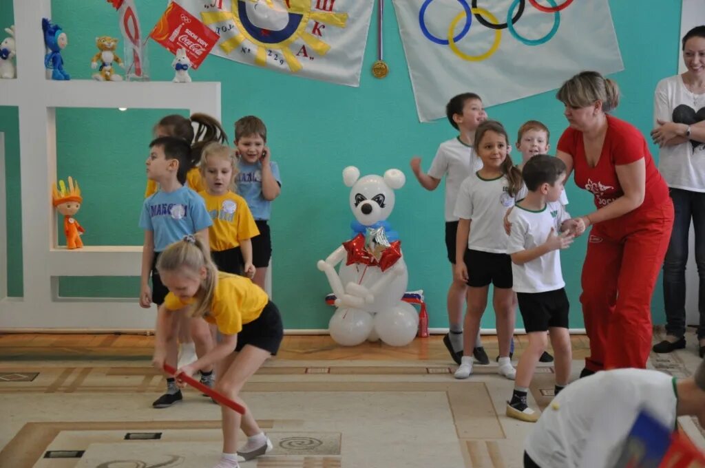 Спортивный праздник в детском саду. Спортивные праздники в ДОУ. Физкультурные досуги в детском саду. Спортивные соревнования для дошкольников.