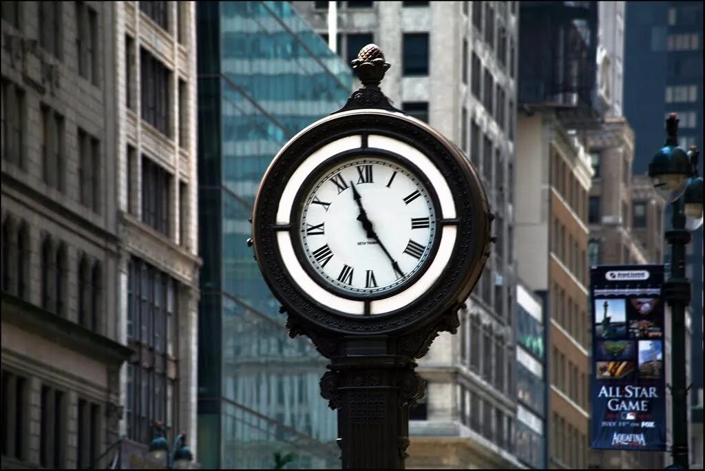 Уличные часы. Необычные городские часы. Часы городские уличные. Часы в Нью Йорке. Время в лондоне и москве