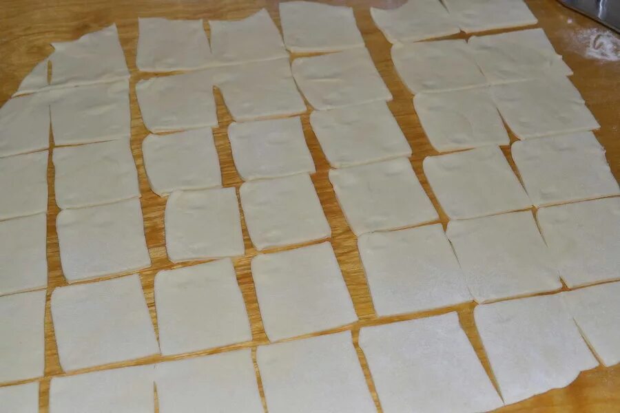 Порезан на квадратики. Нарезка квадратиками. Печенье нарезать на квадратики. Тесто нарезанное квадратиками маленькими.