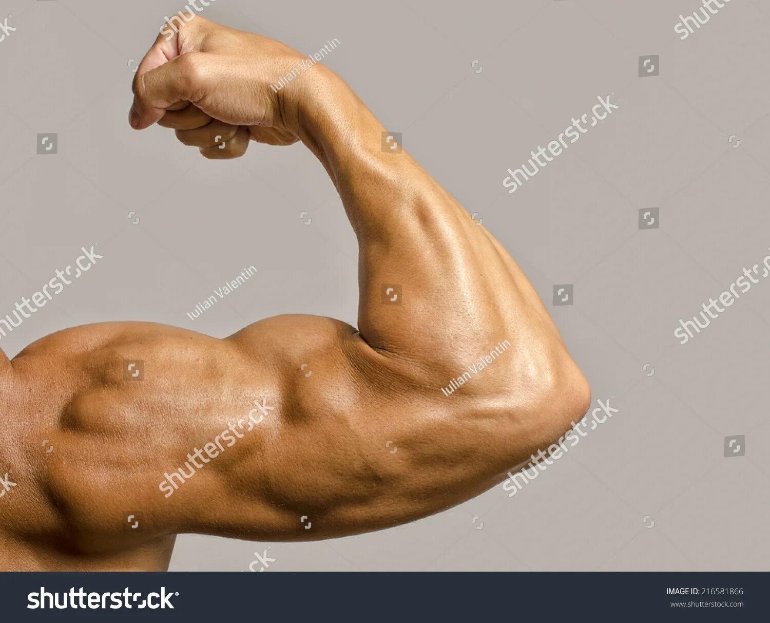 Как выглядят сильные руки 5 Easy Ways to Build Bigger Biceps Big biceps, Biceps, Arm workout