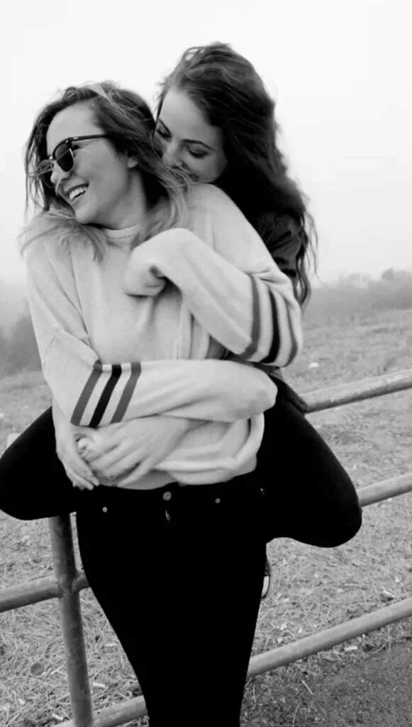 Романтичная девушка. Пара двух девушек. Девушки обнимаются. Пара двух девушек. Любовь двух девочек.