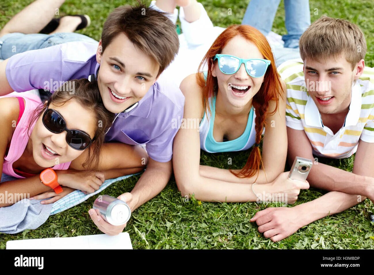 молодые ребята. интересные игры для четверых. друзья в автомобиле. четыре подруги. фото четверых друзей.