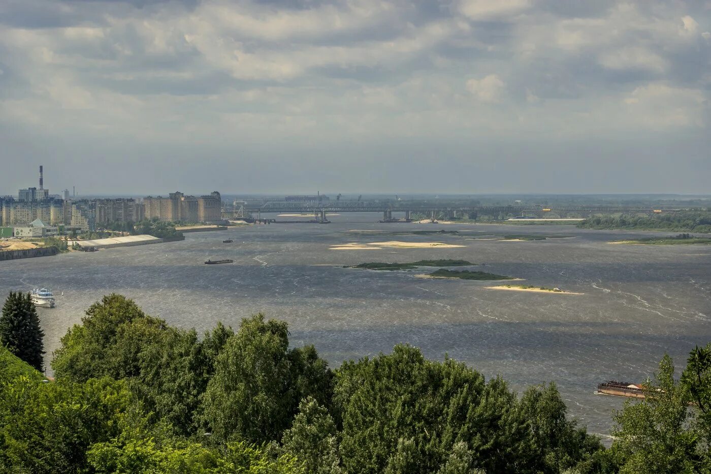 Приток волги на м. Каспийское море и Волга. Устье реки Волга. Астрахань Устье Волги. Река Кострома впадает в Волгу.