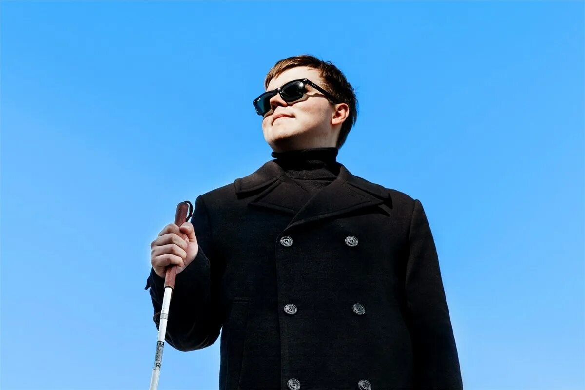 Слепой человек фото глаз. Слабовидящие люди. Незрячие люди. Человек с замазанными глазами. Трость для слепых.