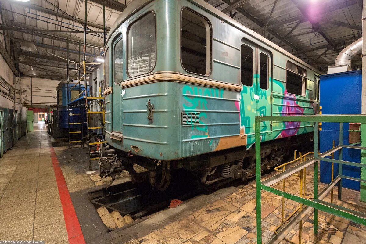 москва вагон метро. заброшенные поезда московского метро. найденный вагон метро. метропоезд 81-717. номерной вагон метро 81.