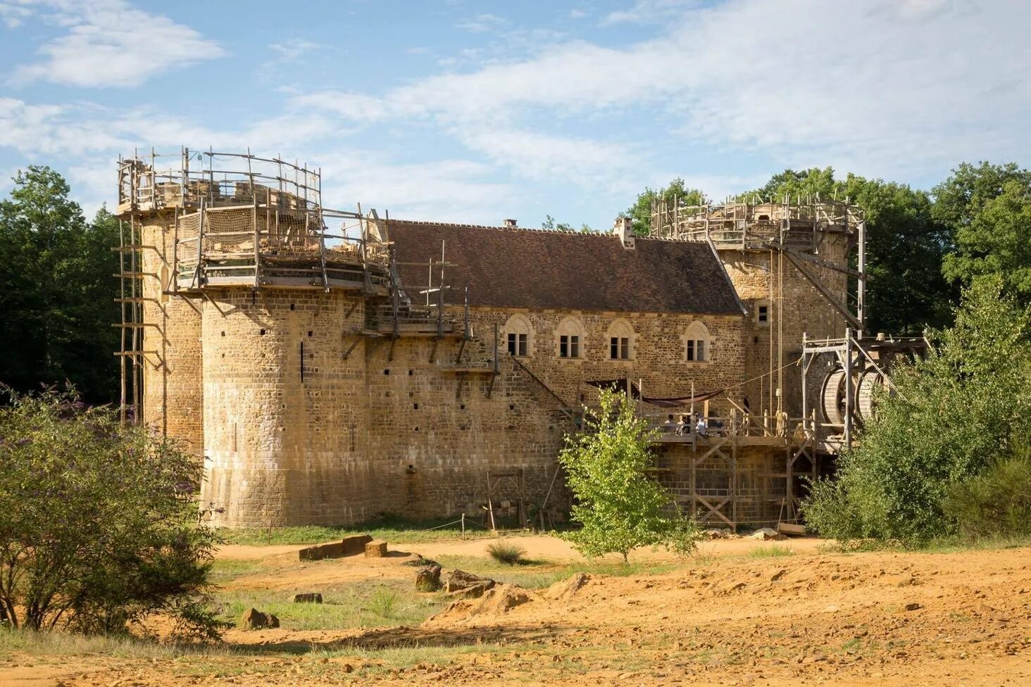 Когда был построен замок. Замок Геделон во Франции. Замок Геделон 2023. Замок Геделон в Бургундии. Геделон средневековое.