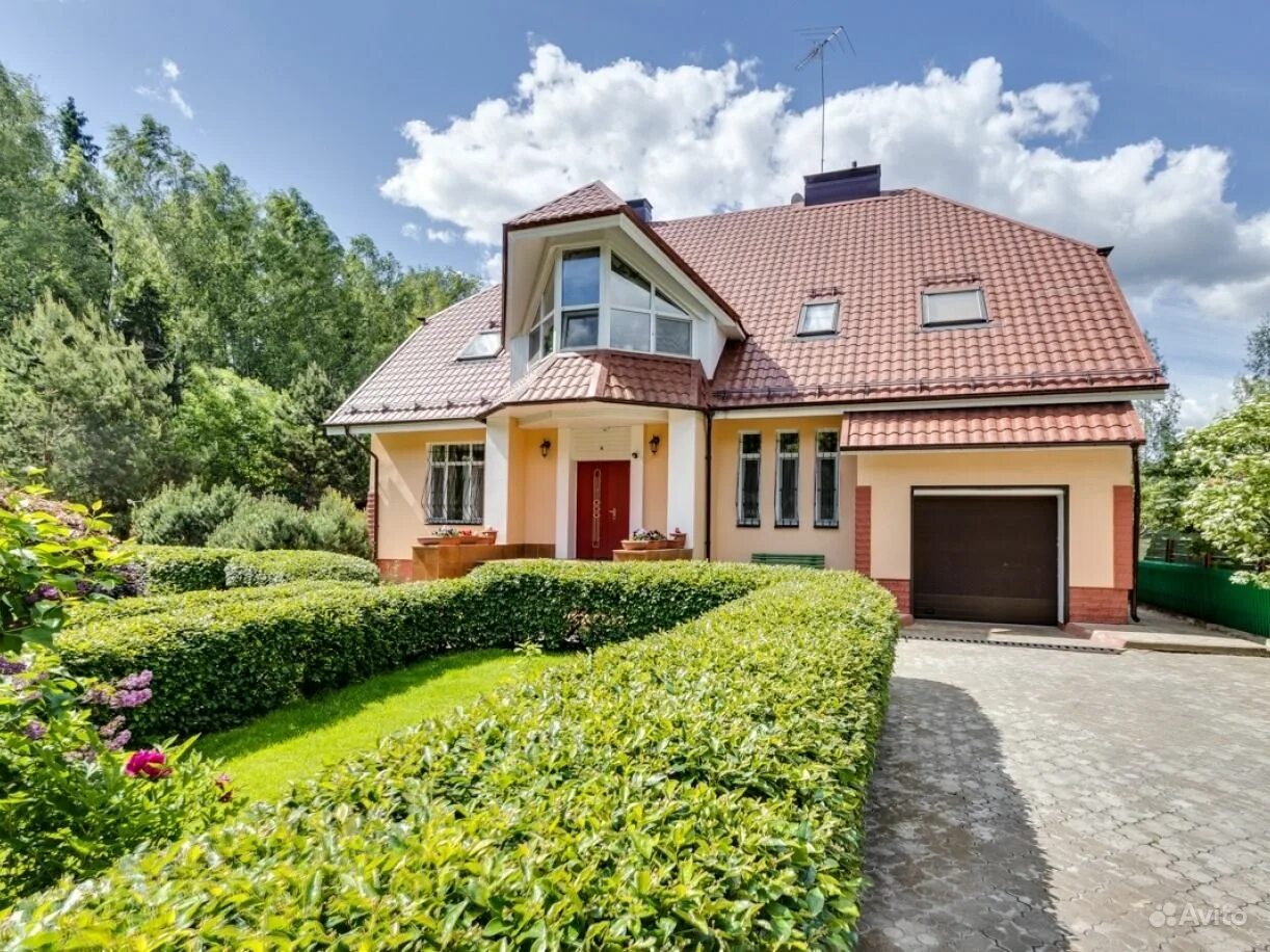 дача в подмосковье. красивый дом в подмосковье. коттеджный поселок "дом с лужайкой" волгоград. загородные дома. загородный дом.