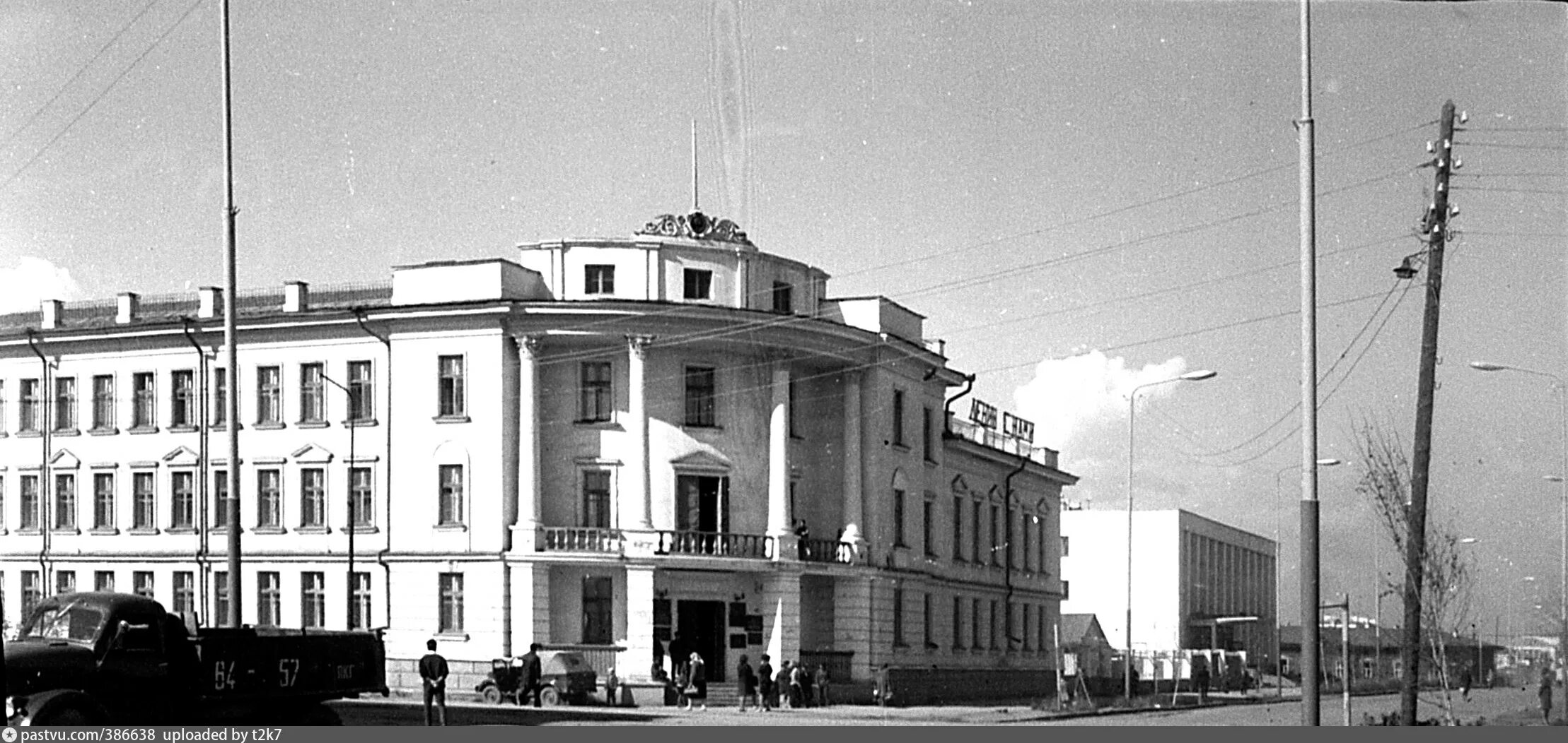 Улица советская ижевск. Московская обсерватория мгу. Сталинские высотки мгу 1950. Ленинский проспект 1950. Первый крупнопанельный дом в ленинграде.