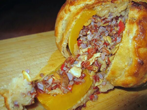 Тыква плюшка. Американский тыквенный пирог. Тыква в тесте. Тыква в тесте. Рулет с тыквой.