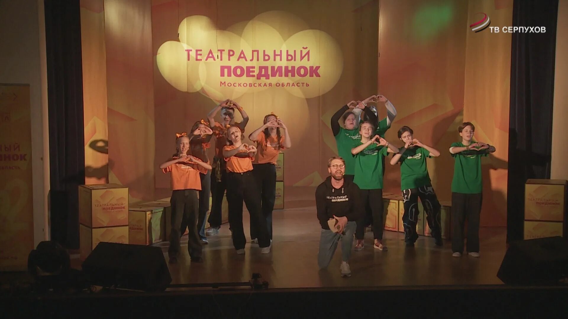 Артист на большой сцене. Чересчур театр серпухов. Люди в театре. Чересчур театр серпухов. Театр фото.