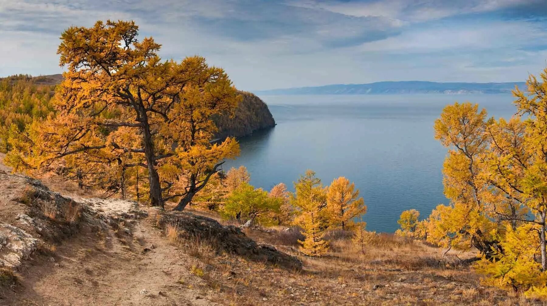 Оби байкал. Байкал Байкальск. Листвянка Байкал осень. Энхалук берег Байкала. Листвянка Байкал осенью.