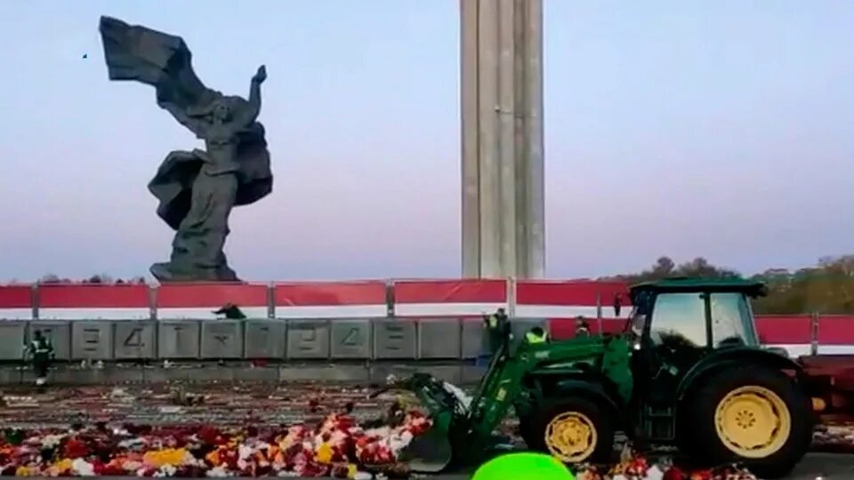 В Риге снесли памятник освободителям. Снос памятника в Риге. Памятник освободителям Риги. В Латвии снесли памятник. В риге запретили нести цветы