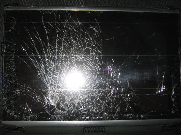 Трещина матрицы. Разбитый ноутбук Lenovo. Разбитый экран ноутбука. Разбитый экран телевизора. Сломанный монитор.
