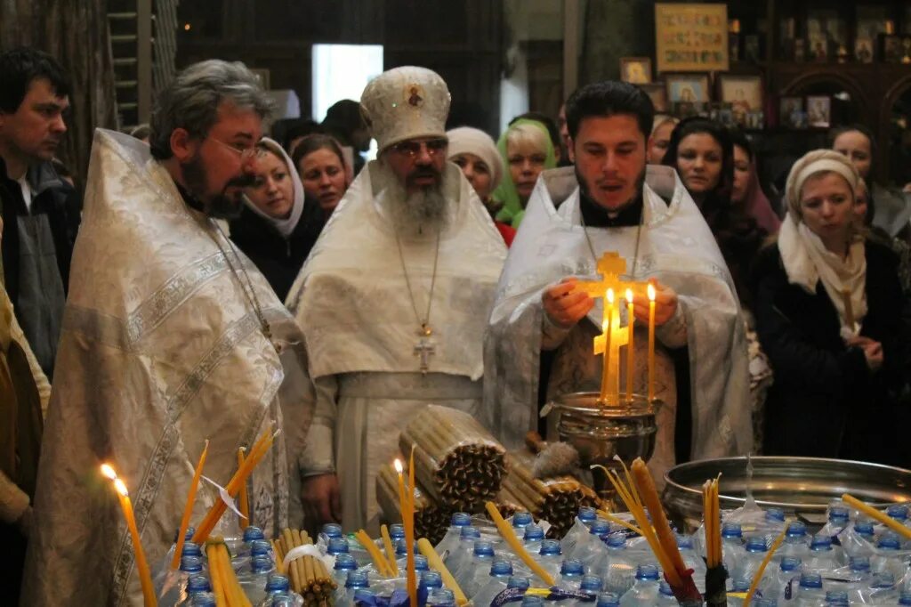 освещение свечей в церкви на сретение.