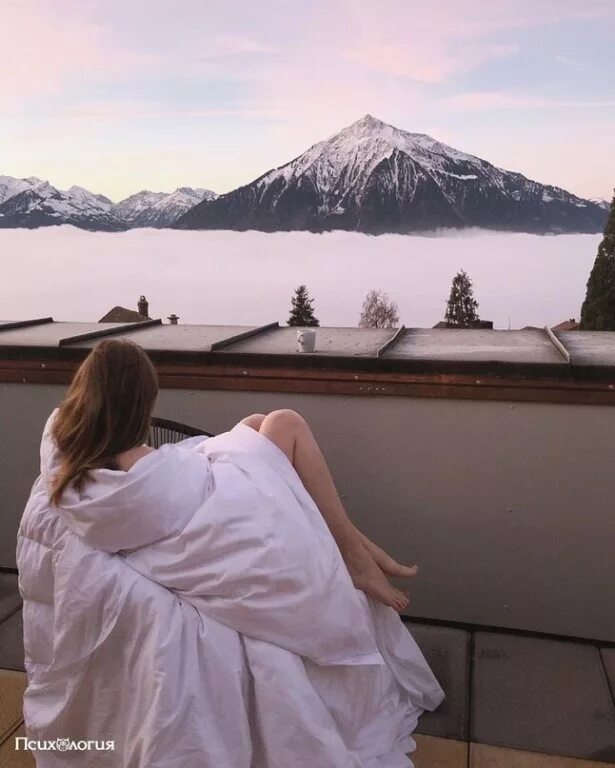 не позволяй одиночеству толкнуть. то к чему лежит душа. душа лежит. к кому душа лежит к тому и ноги несут. не дайте одиночеству толкнуть вас в объятия.