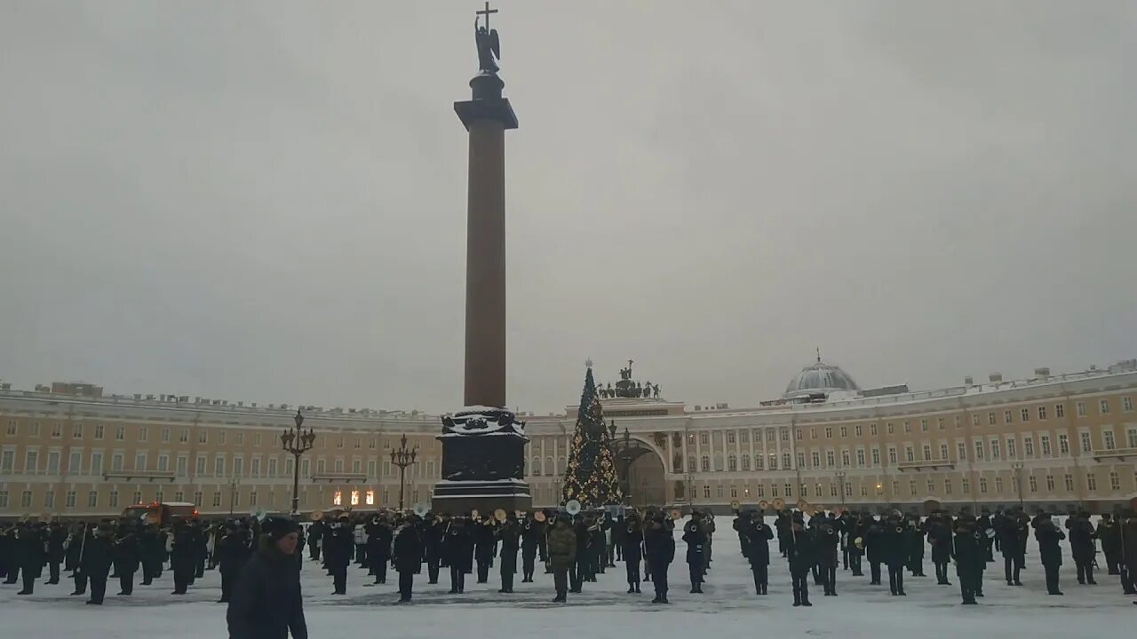 Блокада ленинграда фото дворцовая площадь. 27 января дворцовая площадь. Танки в блокадном ленинграде на дворцовой. Мероприятия в новогоднюю ночь на дворцовой. Выставка техники на дворцовой площади.
