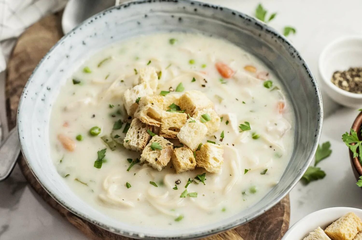 Best soup. Сливочный суп с курицей. Сливочный суп с копченой курицей. Сливочный суп с горошком. Кремовый куриный суп.