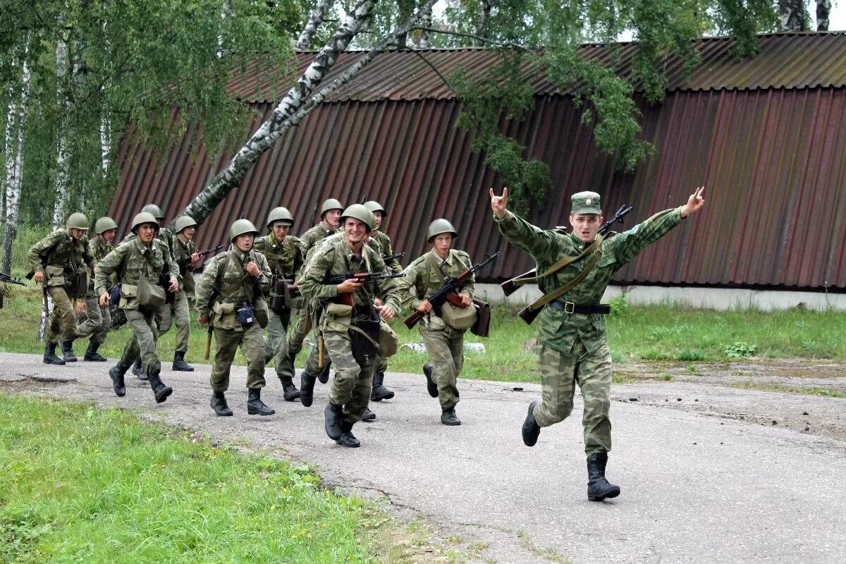 Полевой лагерь спецназа гру РФ. Построение солдат. Солдат бежит. Спецназ бежит. Взвод на войне