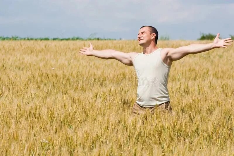 Его советуют искать в поле. Мужчина в поле. люди бегут в поле. радостный человек в поле. мужик бежит по полю.