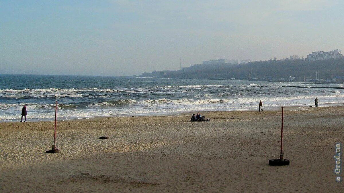 Ветренный пляж. Обстановка в Одессе на сегодняшний день на море. У моря нет плохой погоды. Море в Одессе сегодня последние новости.