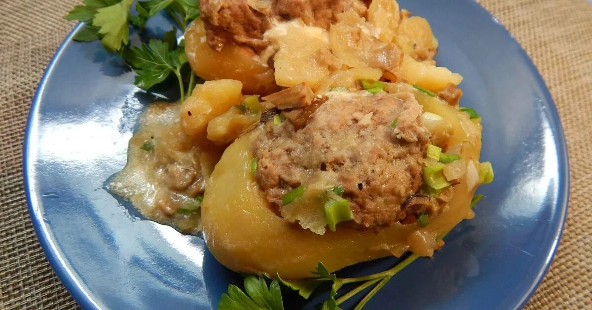 Видео рецепт картошки с мясом. Картофель фаршированный мясом. Картошка фаршированная грибами. Картошка с подливкой. Картофель с грибным соусом.