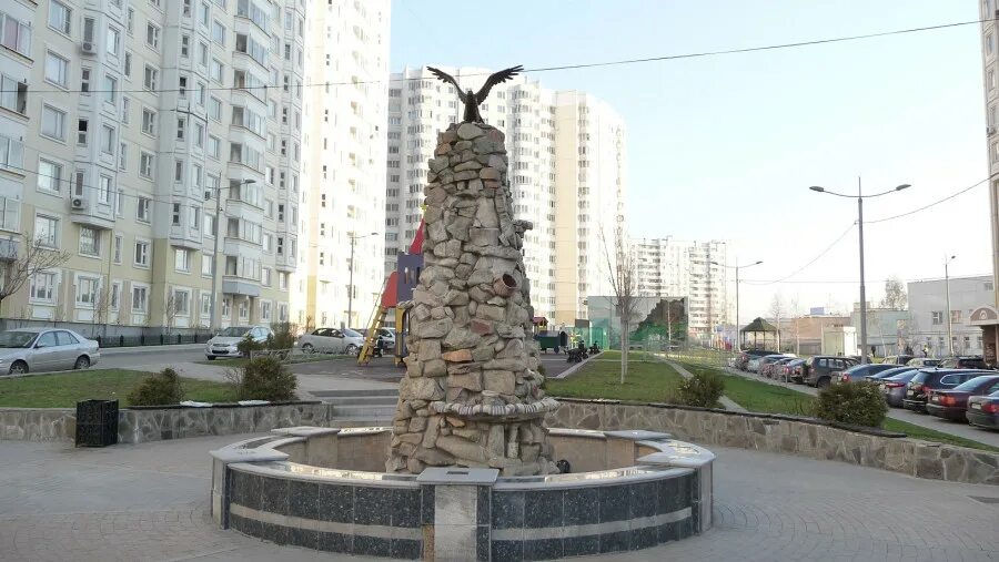 Бутово улица кадырова. Памятник кадырову в бутово. Фонтан на улице кадырова в москве. Южное бутово ул кадырова. Памятник кадырову в бутово.