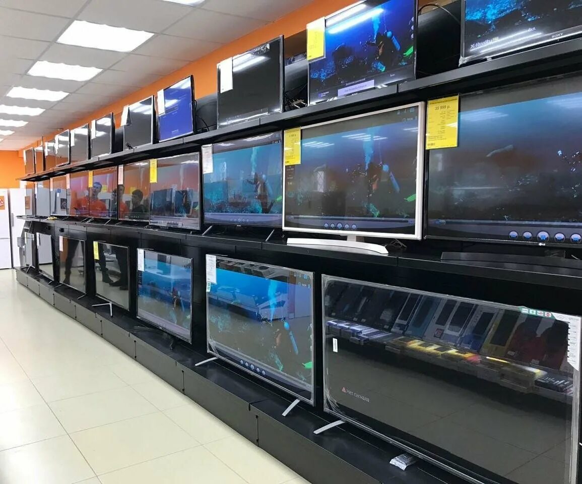 Магазины техники телевизоры. Магазин телевизоров. Большой выбор телевизоров. Магазин бытовой техники телевизоры. Много телевизоров.