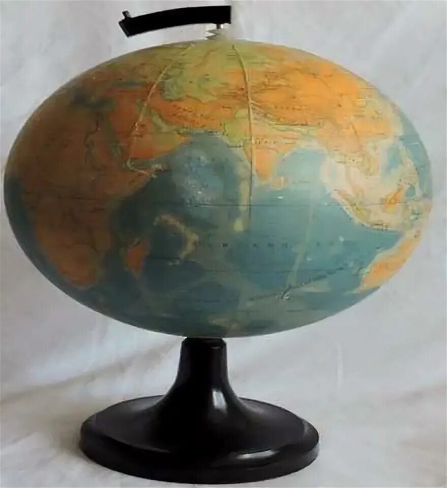 Глобус советских времен. Глобус 1950 года. Сова на глобусе.
