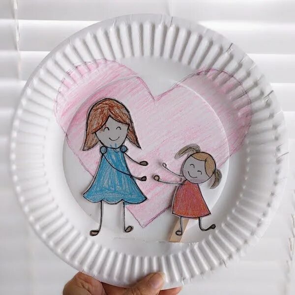 Тарелка для мамы. Подарок маме на бумажной тарелке. Поделки из бумажных тарелок для детей. Тарелочка для мамы. Фоторамка из одноразовой тарелки.