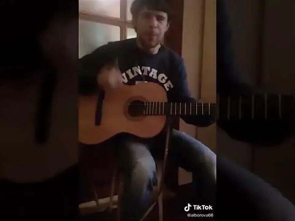 Лёха гитарист. Слепой парень поет песню. Цыган на нарах далеко журавли. Гитарист слепой поет. Слепой парень поёт песни.