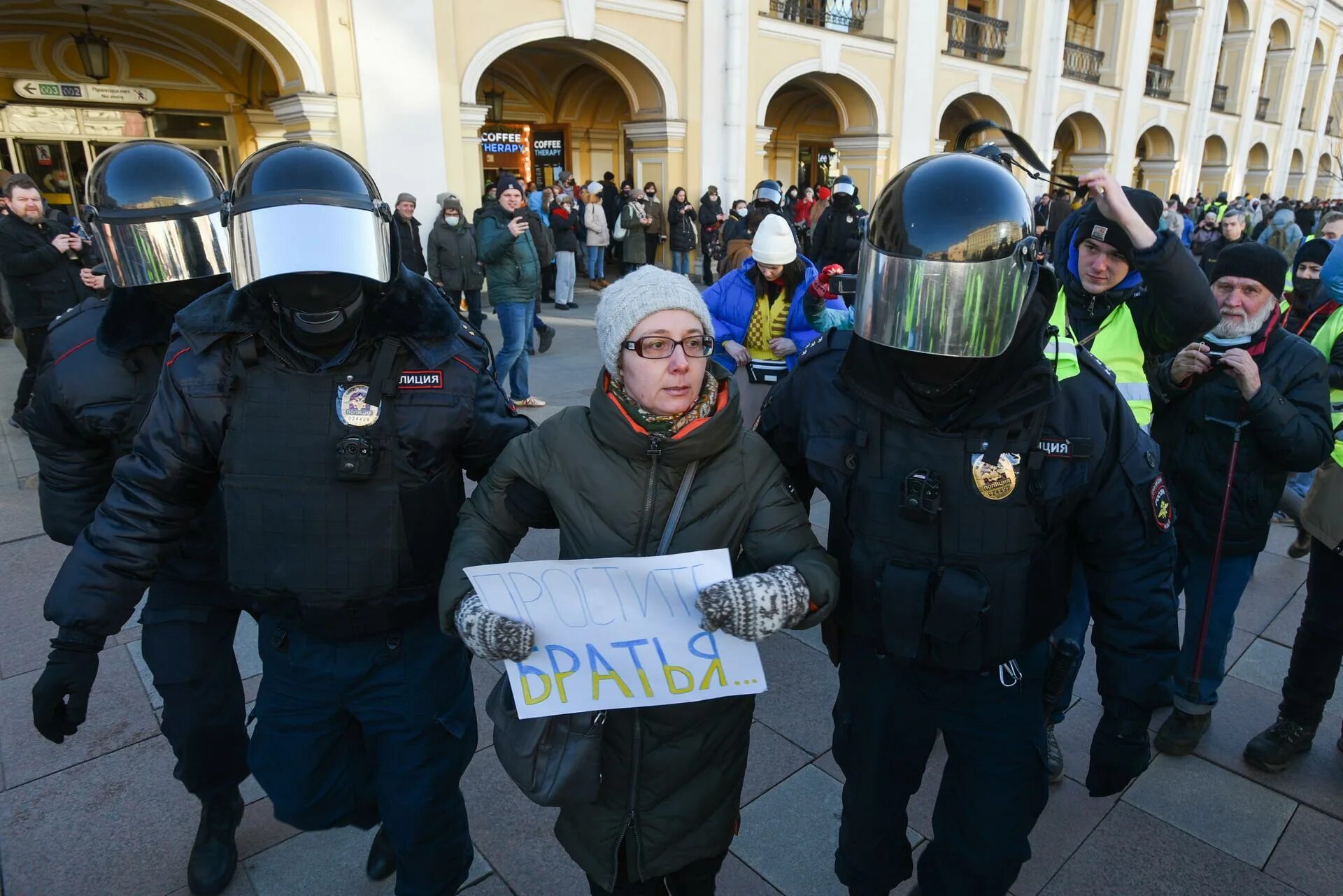 Антивоенный митинг в СПБ. Протесты в России. Протесты в Петербурге. Митинги СПБ 2022. Миру мир арест