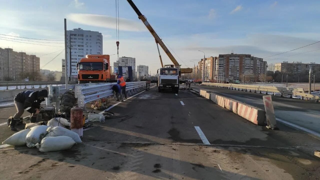 Упала с виадука на проспекте Гагарина. Реконструкция моста в Медногорске. Новый мост в Оренбурге на Конституции. Оренбург новости транспорт.