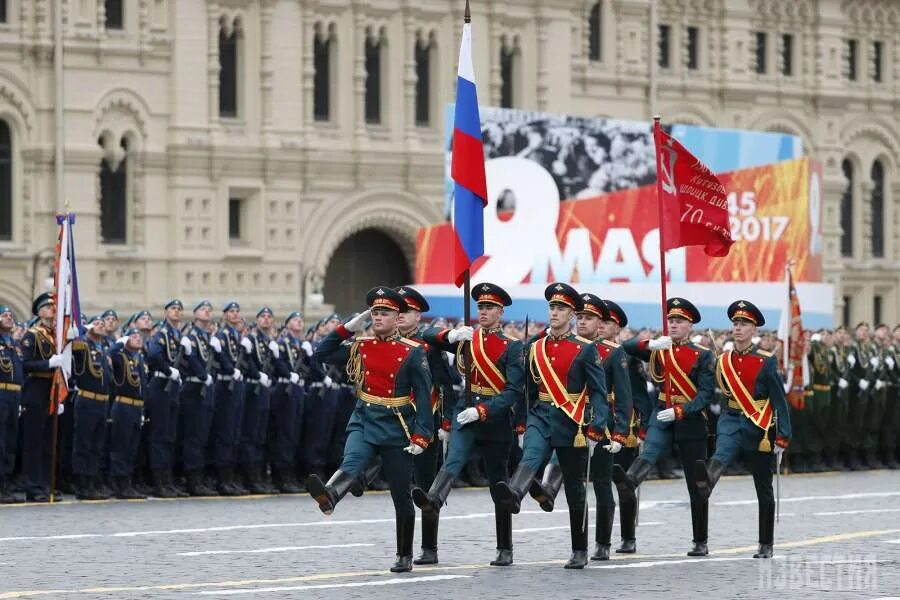 Знамена выносятся. Вынос Знамени Победы на красной площади 2021. Парад Победы вынос Знамени. Парад Победы внос знамини. Знамя Победы на параде.