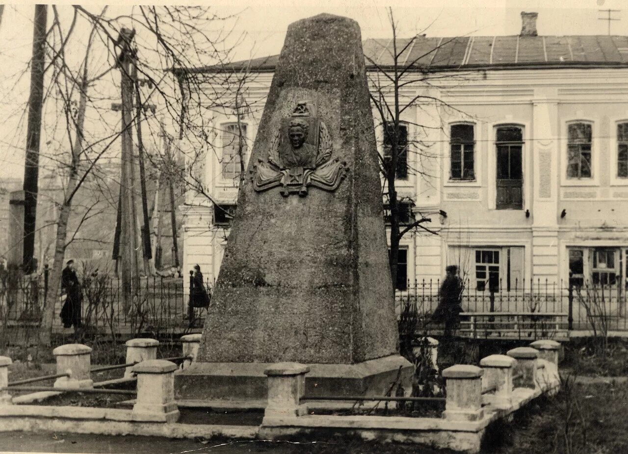 Старый брянск фото. Памятник Фокина Брянск. Памятник Игнату Фокину Брянск. Памятник Игнату Фокину Брянск Фокинский район. Памятник Игнату Фокину Брянск фото.