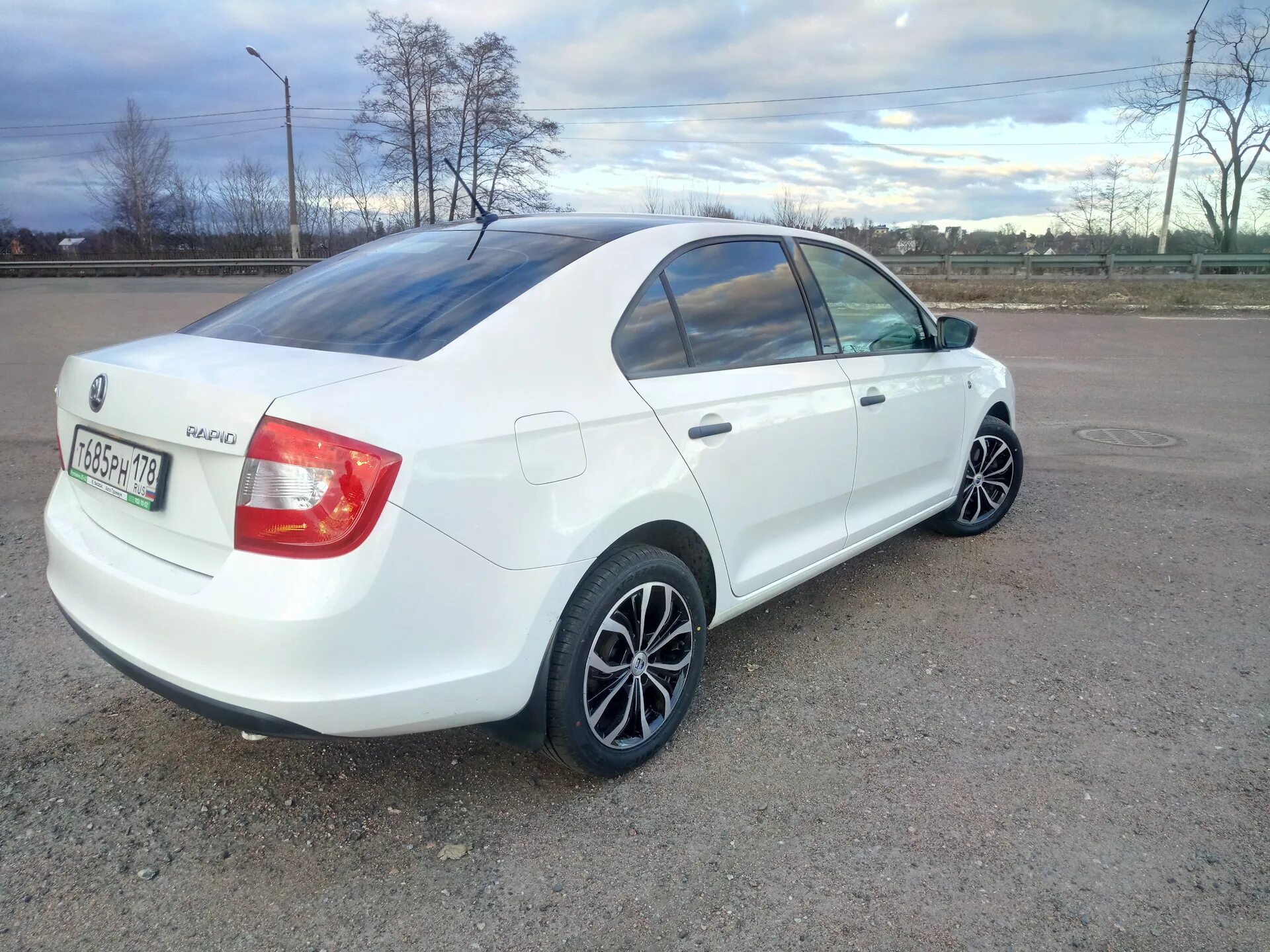 Skoda Rapid белая r15. Диски на шкоду Рапид r16. Литые диски на 16 на шкоду Рапид. Skoda rapid r16