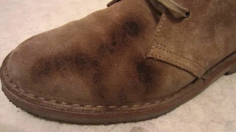 Нубук пятна. Царапины на ботинках из нубука. Пятна на обуви. Нубук пятна. Нубук промокает.