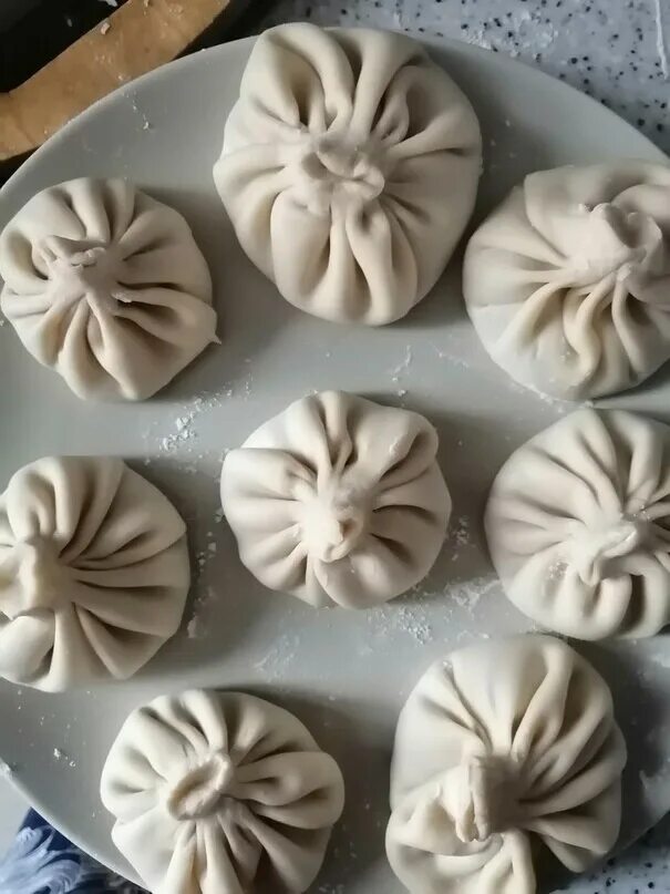 Хинкали листовой. Хинкали тесто. Хинкали тесто. Лепка хинкали. Тесто для хинкали домашних.