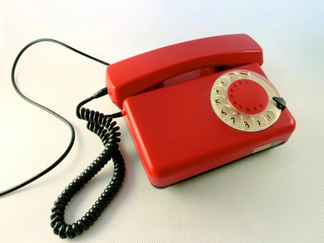 Старый красный телефон