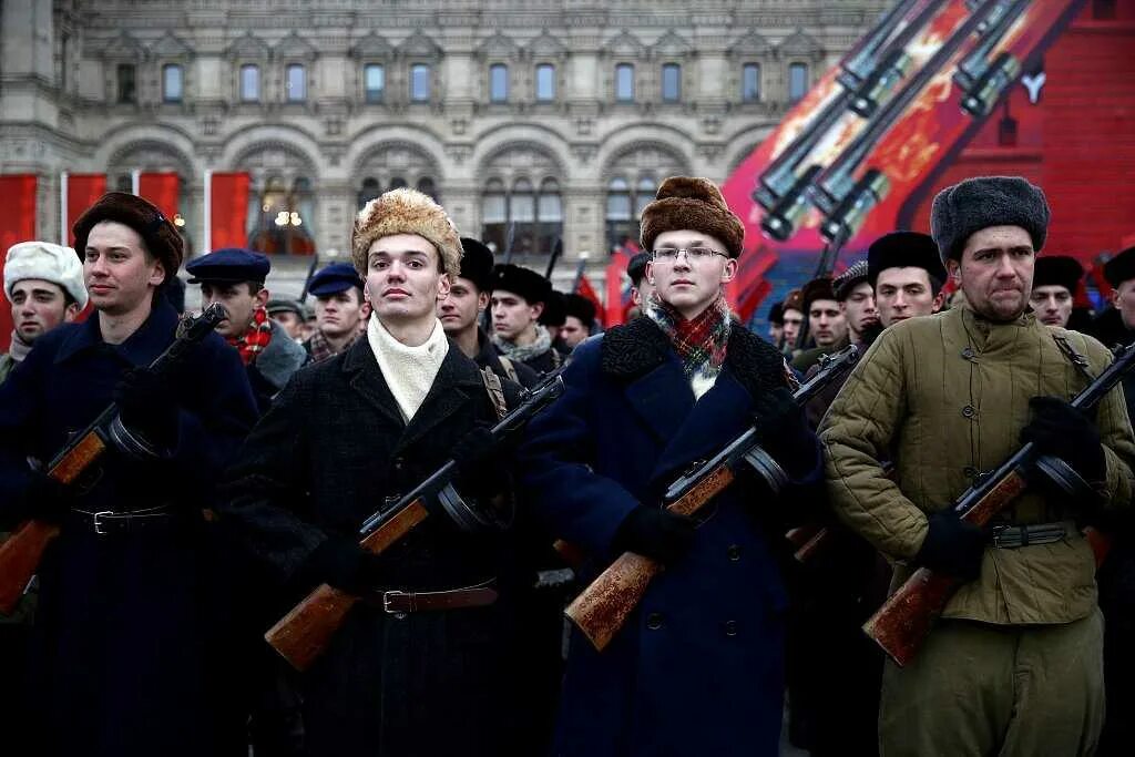 Почему парад 7 ноября 1941. Парад на красной площади 1941. ноябрьский парад в москве 1941. парад в москве 7 ноября 1941. парад 7 ноября 1941 в москве на красной площади.