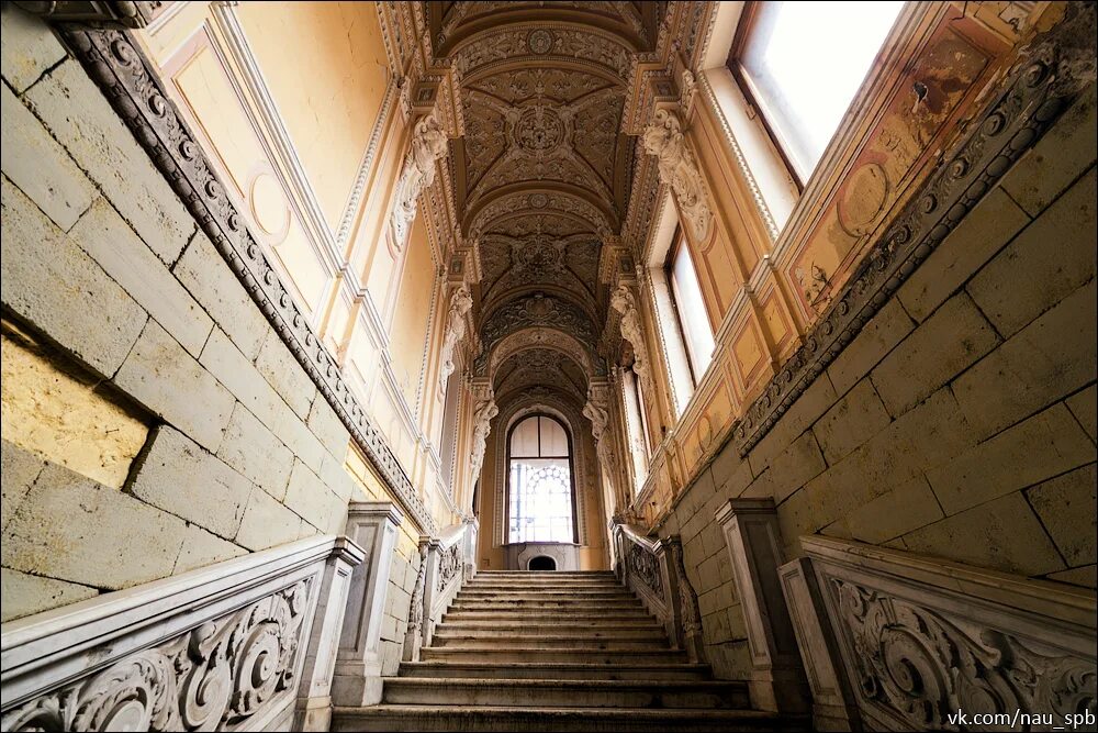 Заброшенные дворцы санкт петербурга. Особняк брусницыных санкт-петербург. Заброшенный особняк брусницыных. Особняк купцов брусницыных санкт-петербург. Заброшенные дворцы санкт петербурга.